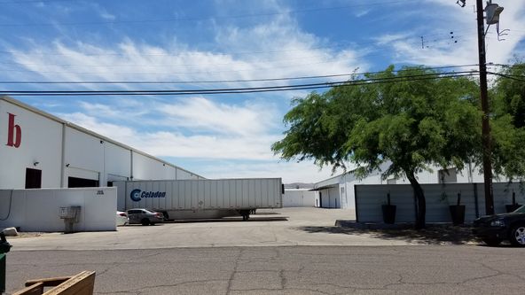 INDUSTRIAL WAREHOUSE FOR LEASE BY OWNER. CROSS DOCKS. NEXT TO AIRPORT.
